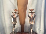deux figurines posées sur une table