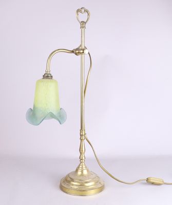 une photo d'une lampe de table surmontée d'un abat-jour en verre