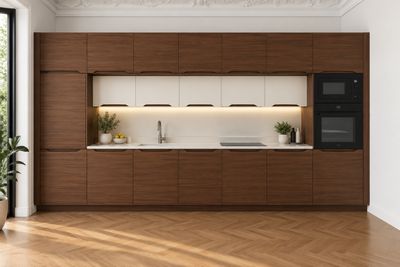 une grande cuisine avec un parquet et des murs blancs