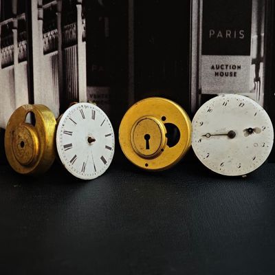 quatre horloges différentes posées les unes à côté des autres sur une table