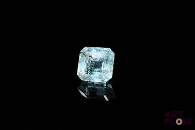 gros plan d'un diamant vert sur une surface noire