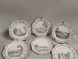 six assiettes sur lesquelles figurent l'image d'un château et un château