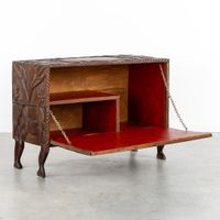 Meuble-bar en bois sculpté avec des reliefs figuratifs, de s… (photo 4)