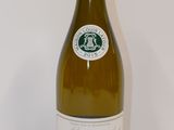 une bouteille de vin posée sur une table