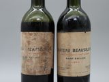 deux bouteilles de vin posées l'une à côté de l'autre sur une table