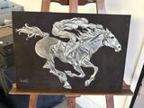 dessin représentant un cheval sur un chevalet, sur fond noir