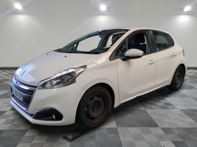 la photo d'une voiture blanche garée sur un sol en damier