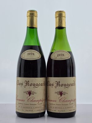 deux bouteilles de vin posées sur une table l'une à côté de l'autre