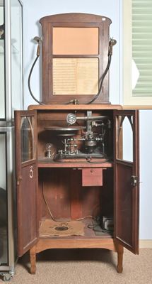 une petite armoire surmontée d'un miroir