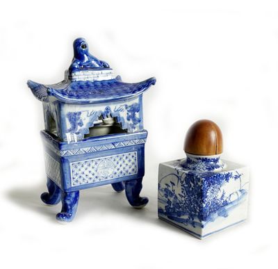 une petite boîte bleue et blanche contenant un œuf