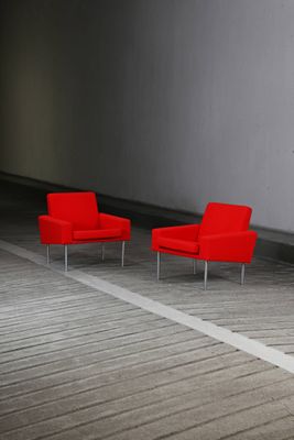 deux chaises rouges placées au milieu d'une pièce