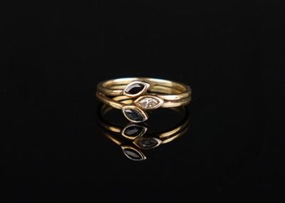 gros plan d'une bague en or avec un diamant noir