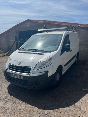 une camionnette blanche garée devant un bâtiment