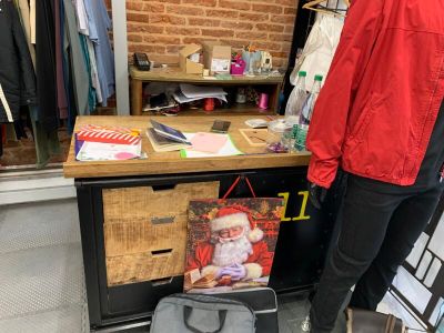 un homme debout à côté d'une valise