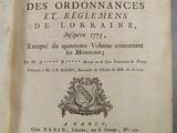 un vieux livre écrit posé sur une table