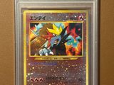 une carte à collectionner Pokémon dans un étui en plastique transparent
