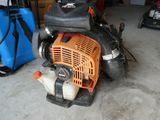 une photo d'un petit moteur dans un garage