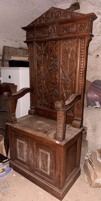 une chaise en bois posée dans un coin d'une pièce