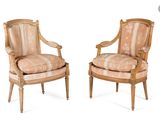 paire de fauteuils en bois sculpté de style Louis XVI avec coussins rembourrés