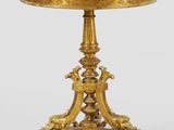 une table plaquée or avec un plateau en marbre