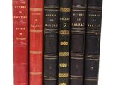 plusieurs vieux livres sont alignés sur une surface blanche