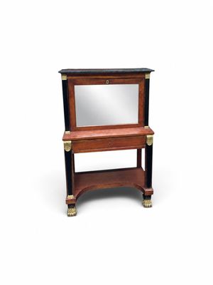une image représentant une petite table en bois sur laquelle est posé un miroir