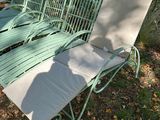 de nombreuses chaises de jardin posées dans l'herbe