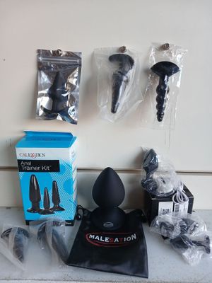 beaucoup d'objets posés sur un comptoir