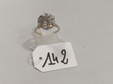 gros plan d'une bague sur une table avec une étiquette de prix