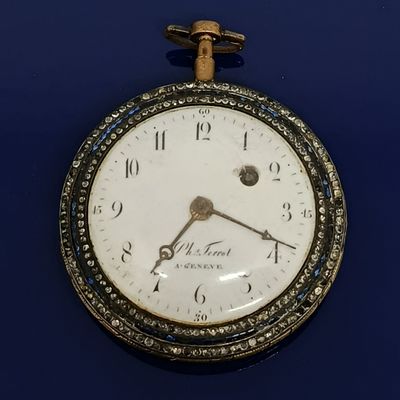 une montre de poche en or avec des diamants sur le cadran