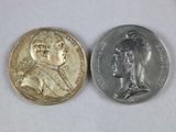 deux pièces d'argent et d'or représentant le portrait d'un homme et d'une femme
