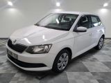 la voiture blanche est garée dans la pièce au sol en damier