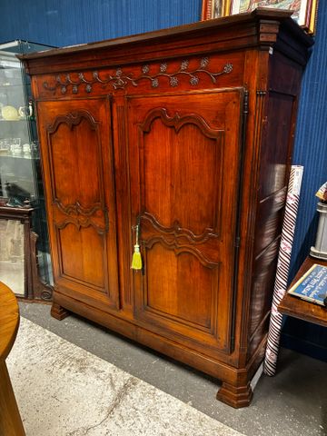Armoire basse droite en merisier sculpté de tiges fleuries et can...