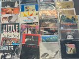 beaucoup de cd et de cd sur la table
