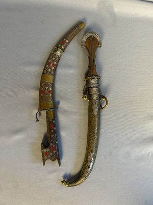 deux types différents d'objets métalliques posés sur une table