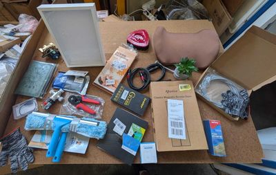 une table sur laquelle se trouvent de nombreux objets