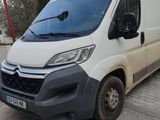 la camionnette blanche est garée sur le côté de la route