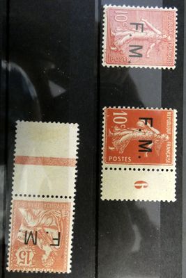 Quatre timbres différents sont exposés dans une vitrine.