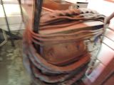 une pile de bagages posée sur un chariot dans une pièce