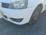 une voiture blanche garée sur le parking