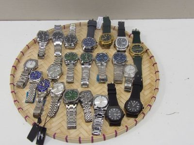 tout un tas de montres posées sur un plateau