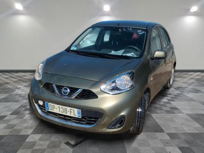 une voiture argentée garée dans une pièce