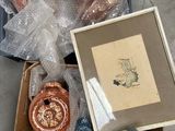 une boîte d'objets hétéroclites posée sur le sol