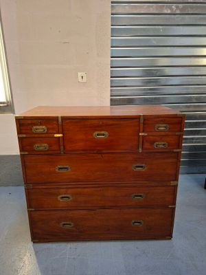 une commode en bois posée dans une pièce