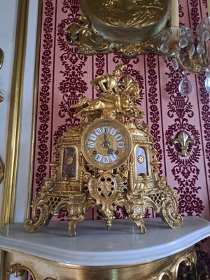 DEUX PENDULES en régule doré et marbre en applique à décor d…
