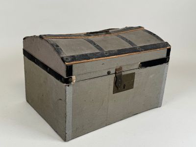 Petit coffre pour vêtements de poupée en bois, le couvercle … - Photo 1