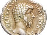 une pièce d'argent représentant la tête d'un homme coiffé d'une couronne