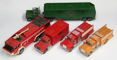 cinq camions miniatures alignés les uns à côté des autres