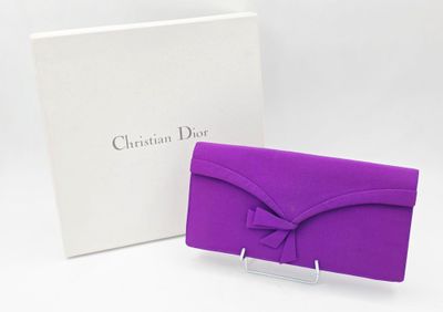 un gros plan sur une pochette violette à côté d'une boîte blanche