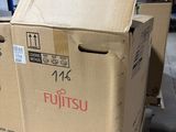 de nombreux cartons empilés les uns sur les autres dans un entrepôt